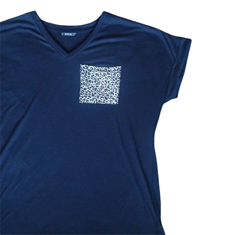 SHEIN TEE W ANIMAL PRINT POCKET - XL